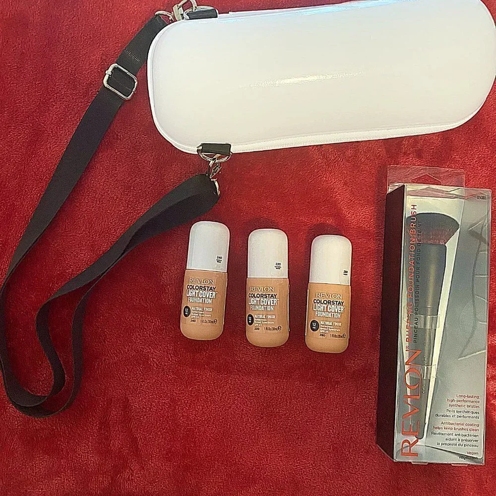 Revlon Huge Lot SPF Foundation & Brush & TravelBag